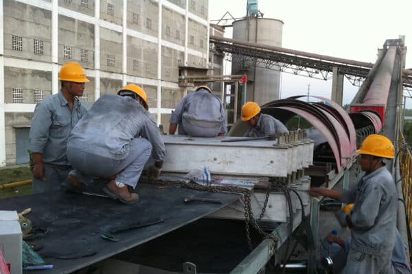 Zhenying s engineer use flat vulcanizing machine for sticking the conveyor belt