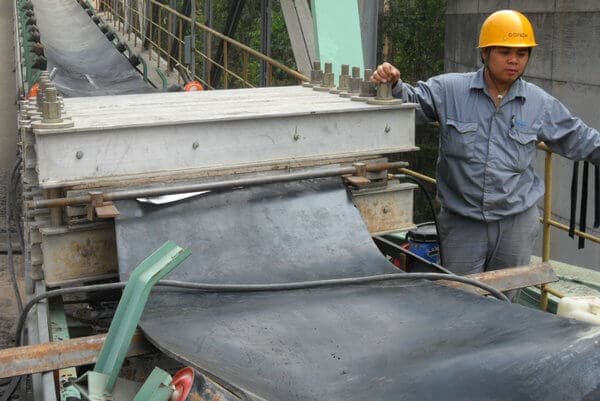 Zhenying s engineer use flat vulcanizing machine for sticking the conveyor belt